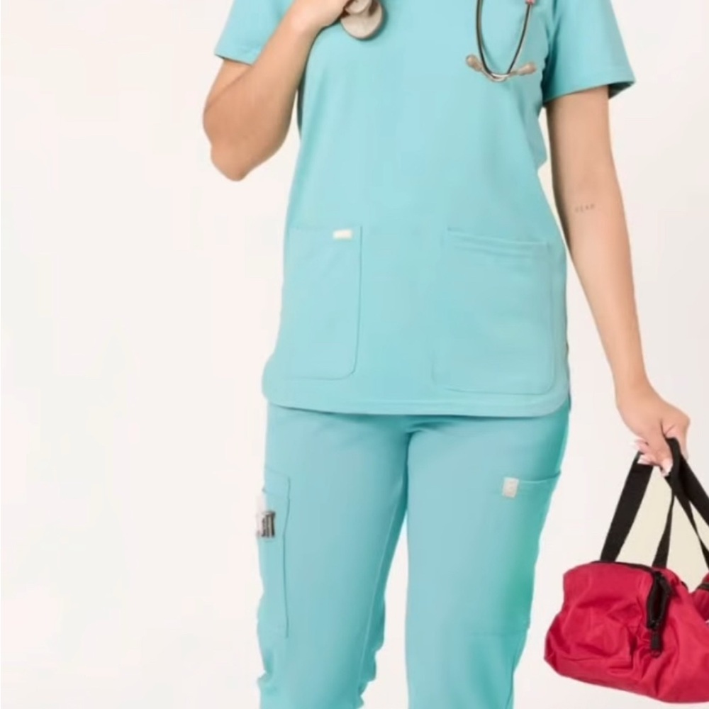 New* Scope Sea Foam scrub set